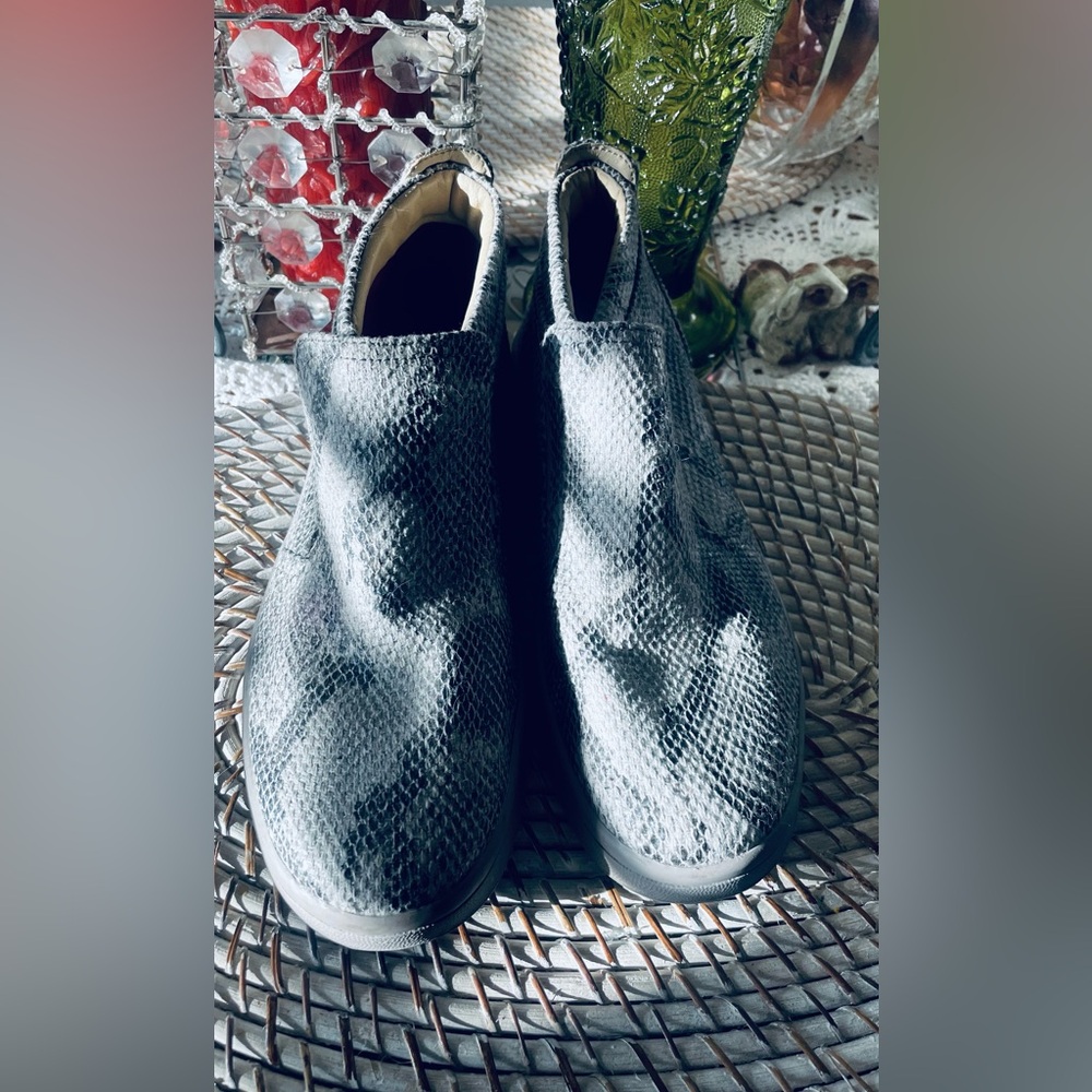 Women's Snakeskin Pattern Sneakers